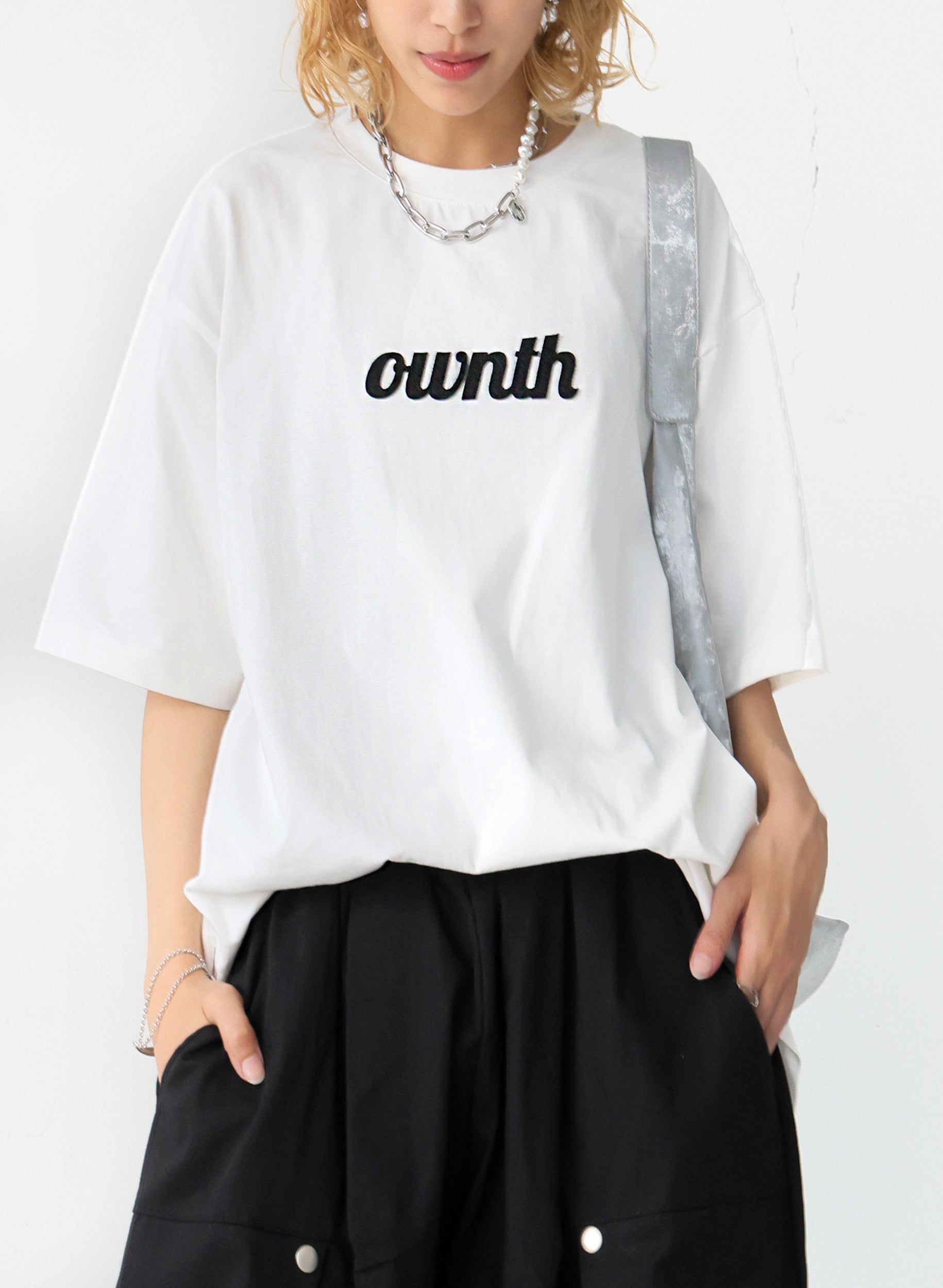 OWNth(オンス) フェルトロゴ刺繍Tシャツ きれいめ ユニセックス ホワイト 白