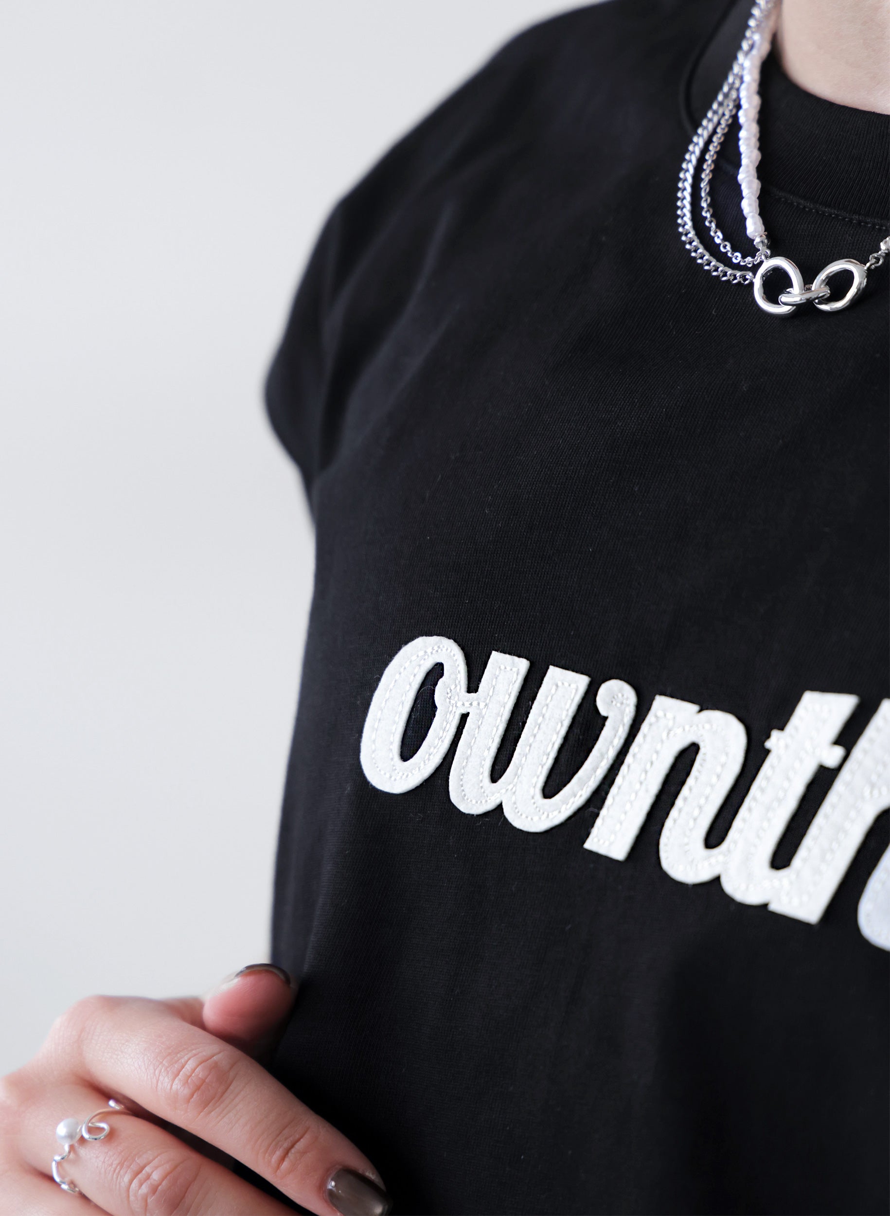 OWNth(オンス) フェルトロゴ刺繍Tシャツ きれいめ ユニセックス ブラック 黒