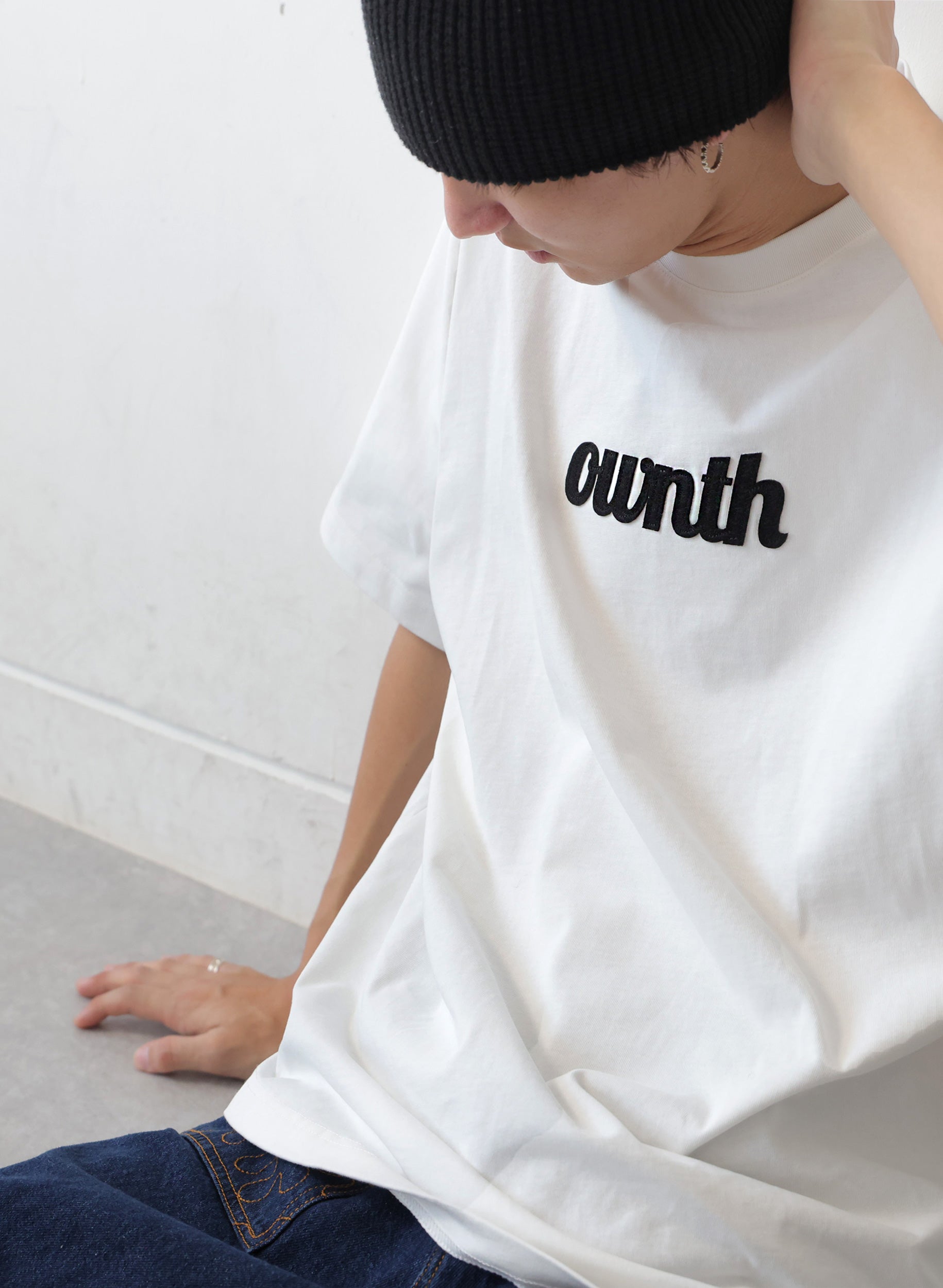 OWNth(オンス) フェルトロゴ刺繍Tシャツ きれいめ ユニセックス ホワイト 白
