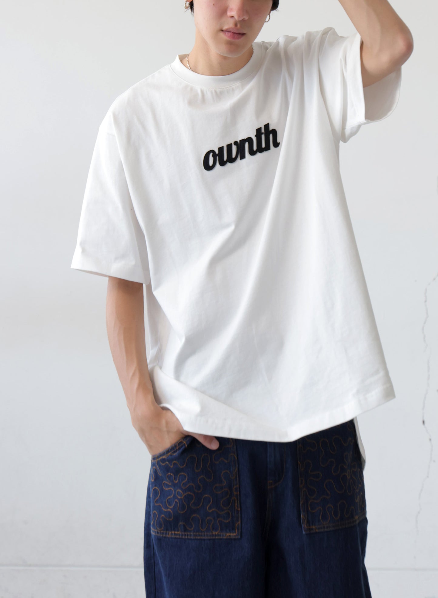 OWNth(オンス) フェルトロゴ刺繍Tシャツ きれいめ ユニセックス ホワイト 白