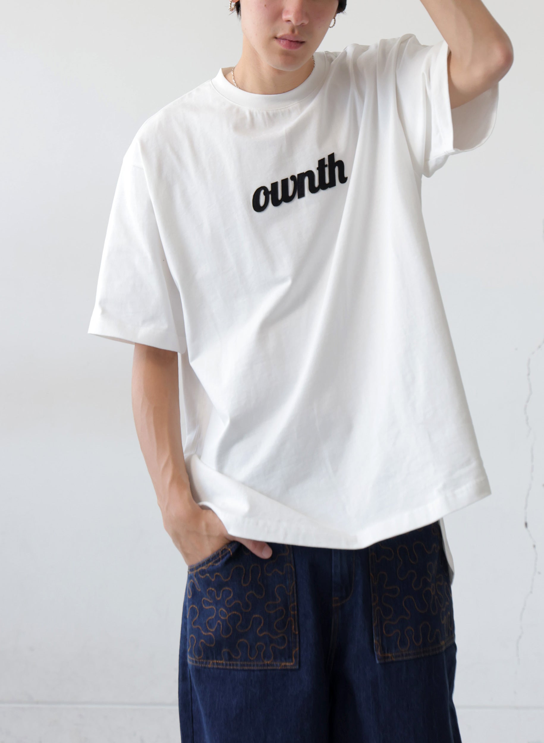 OWNth(オンス) フェルトロゴ刺繍Tシャツ きれいめ ユニセックス ホワイト 白