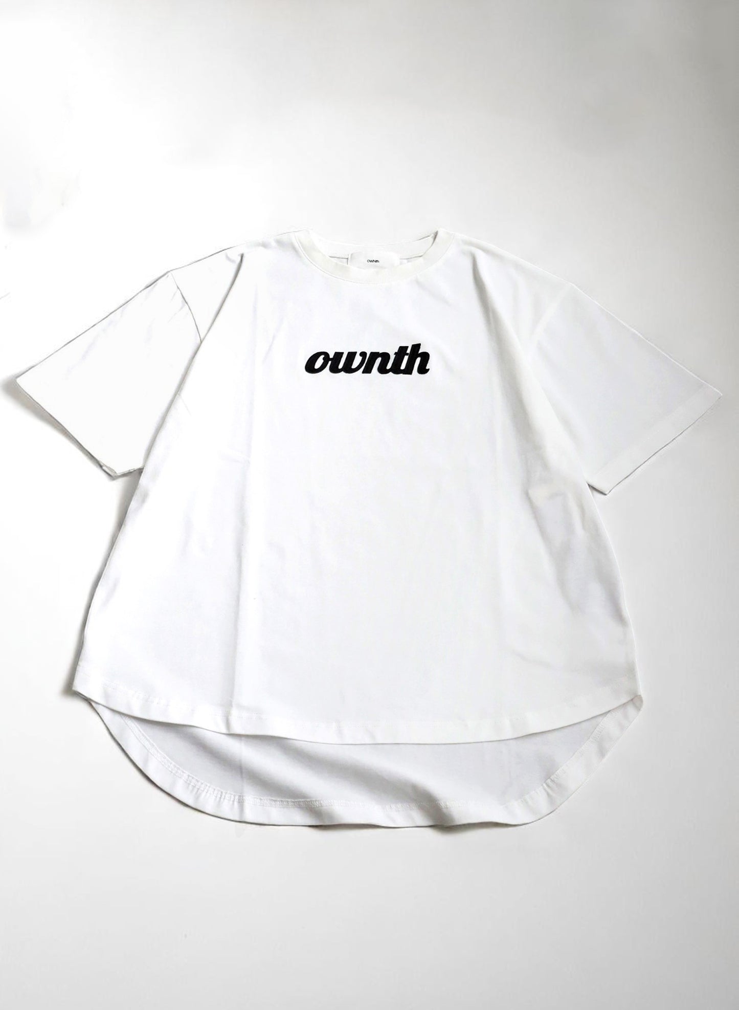 OWNth(オンス) フェルトロゴ刺繍Tシャツ きれいめ ユニセックス ホワイト 白