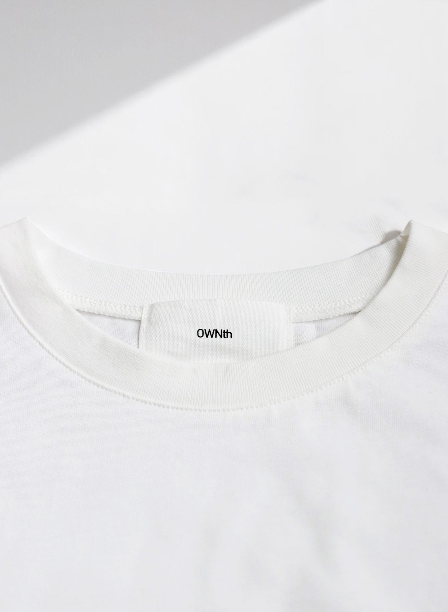 OWNth(オンス) フェルトロゴ刺繍Tシャツ きれいめ ユニセックス ホワイト 白