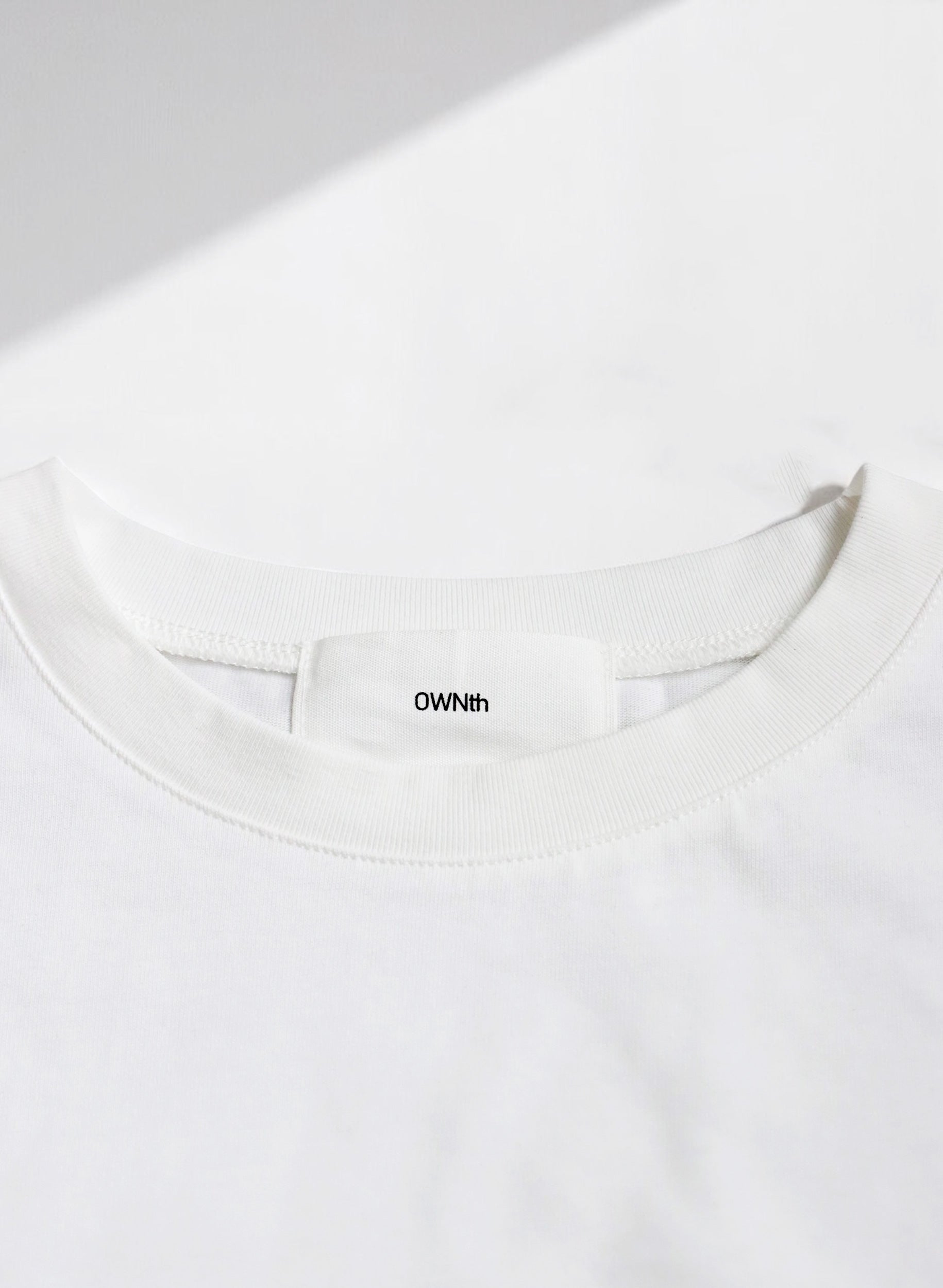 OWNth(オンス) フェルトロゴ刺繍Tシャツ きれいめ ユニセックス ホワイト 白