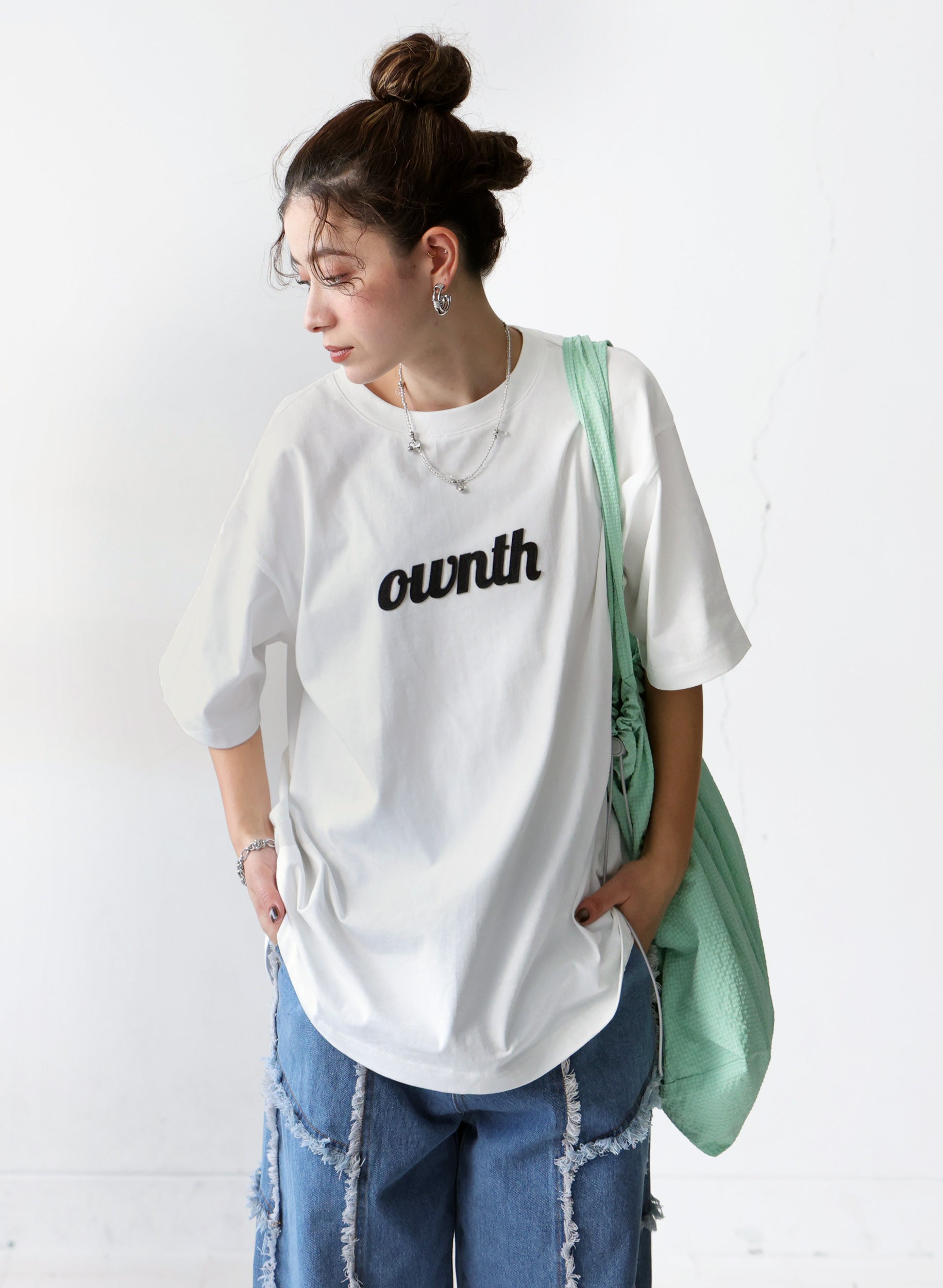 OWNth(オンス) フェルトロゴ刺繍Tシャツ きれいめ ユニセックス ホワイト 白