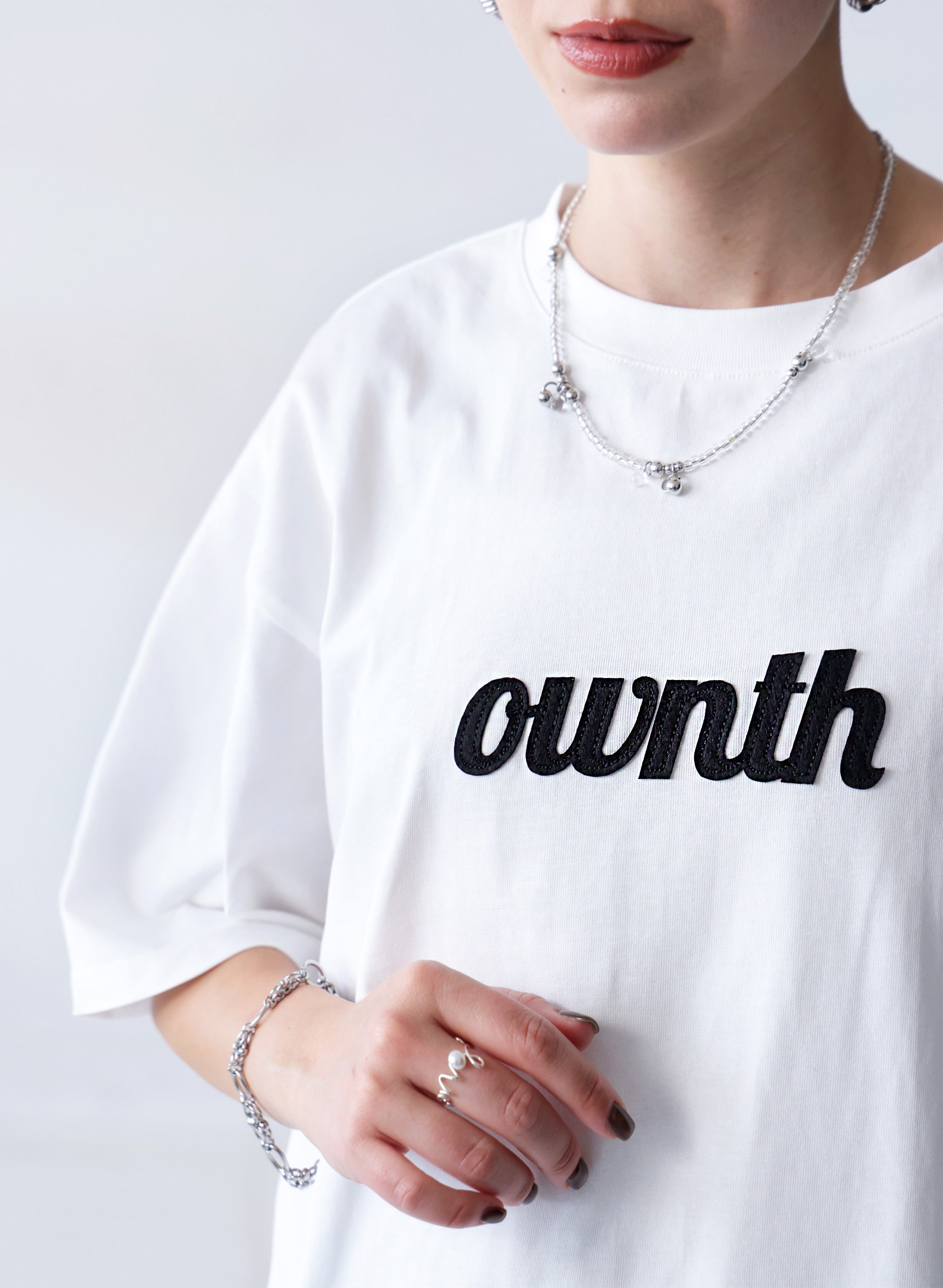 OWNth(オンス) フェルトロゴ刺繍Tシャツ きれいめ ユニセックス ホワイト 白