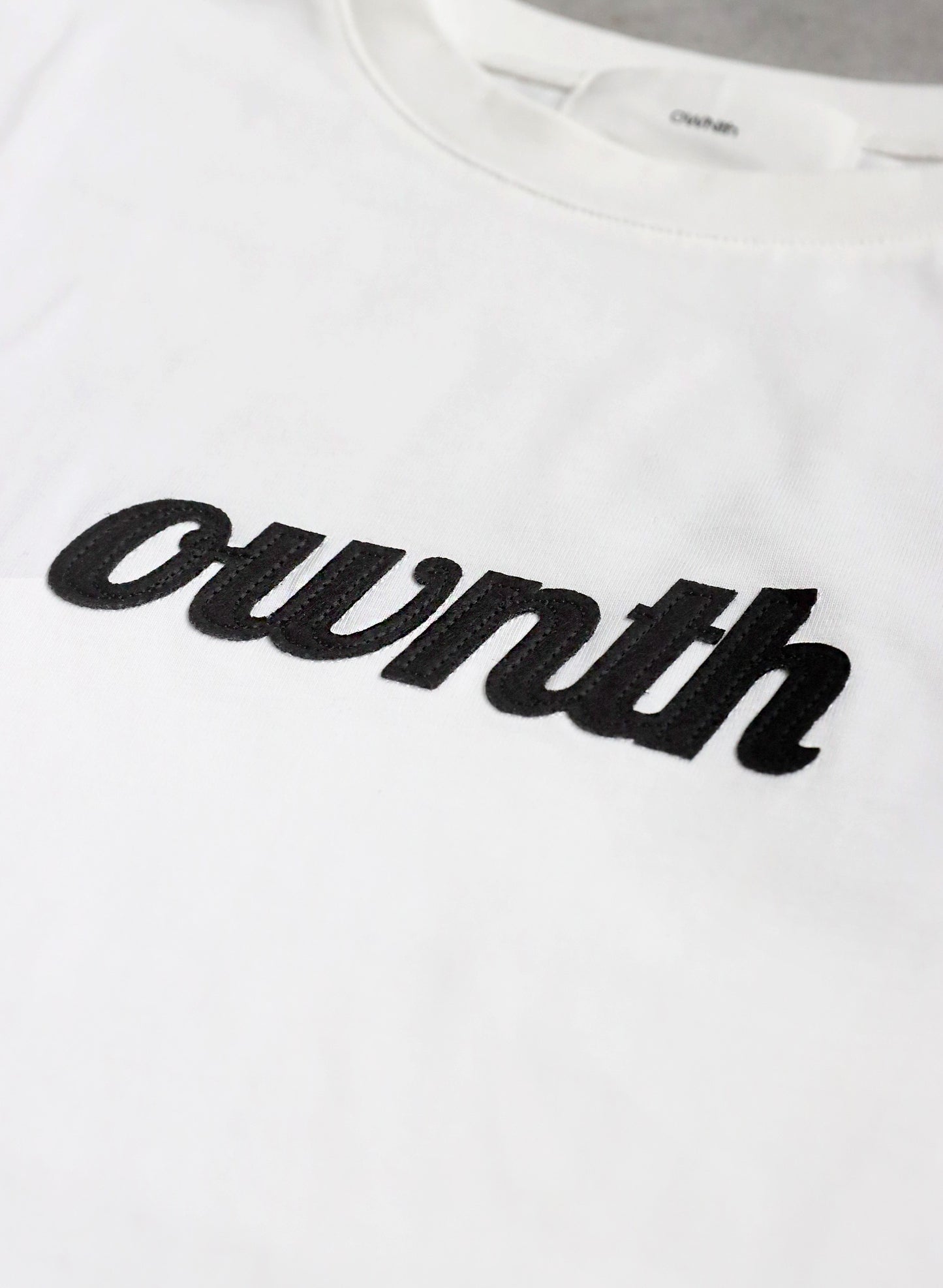 OWNth(オンス) フェルトロゴ刺繍Tシャツ きれいめ ユニセックス ホワイト 白