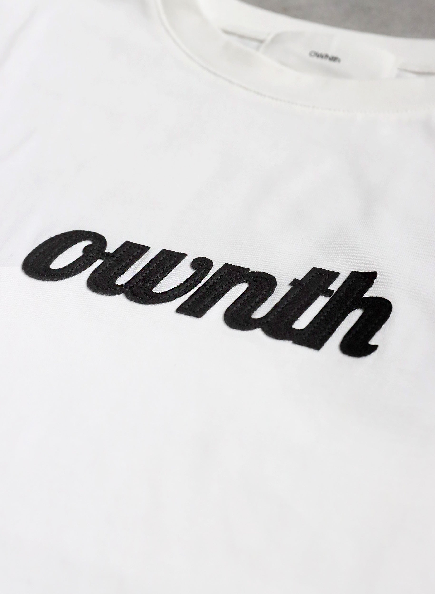 OWNth(オンス) フェルトロゴ刺繍Tシャツ きれいめ ユニセックス ホワイト 白