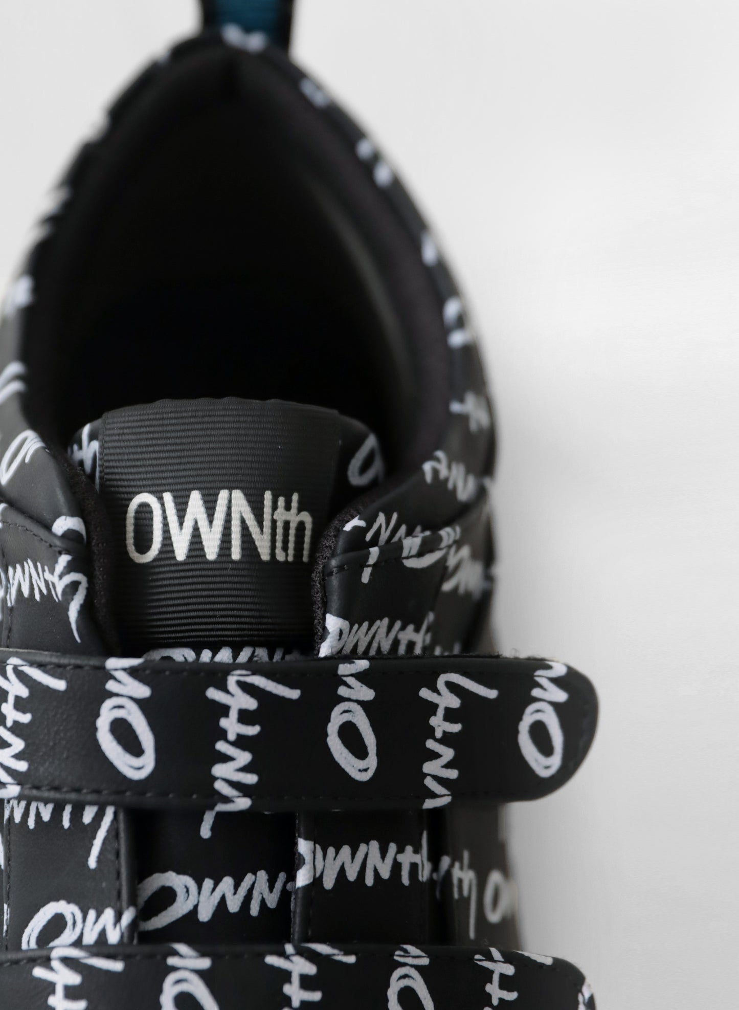 OWNth(オンス) ロゴプリントスニーカー きれいめ レディース 正面