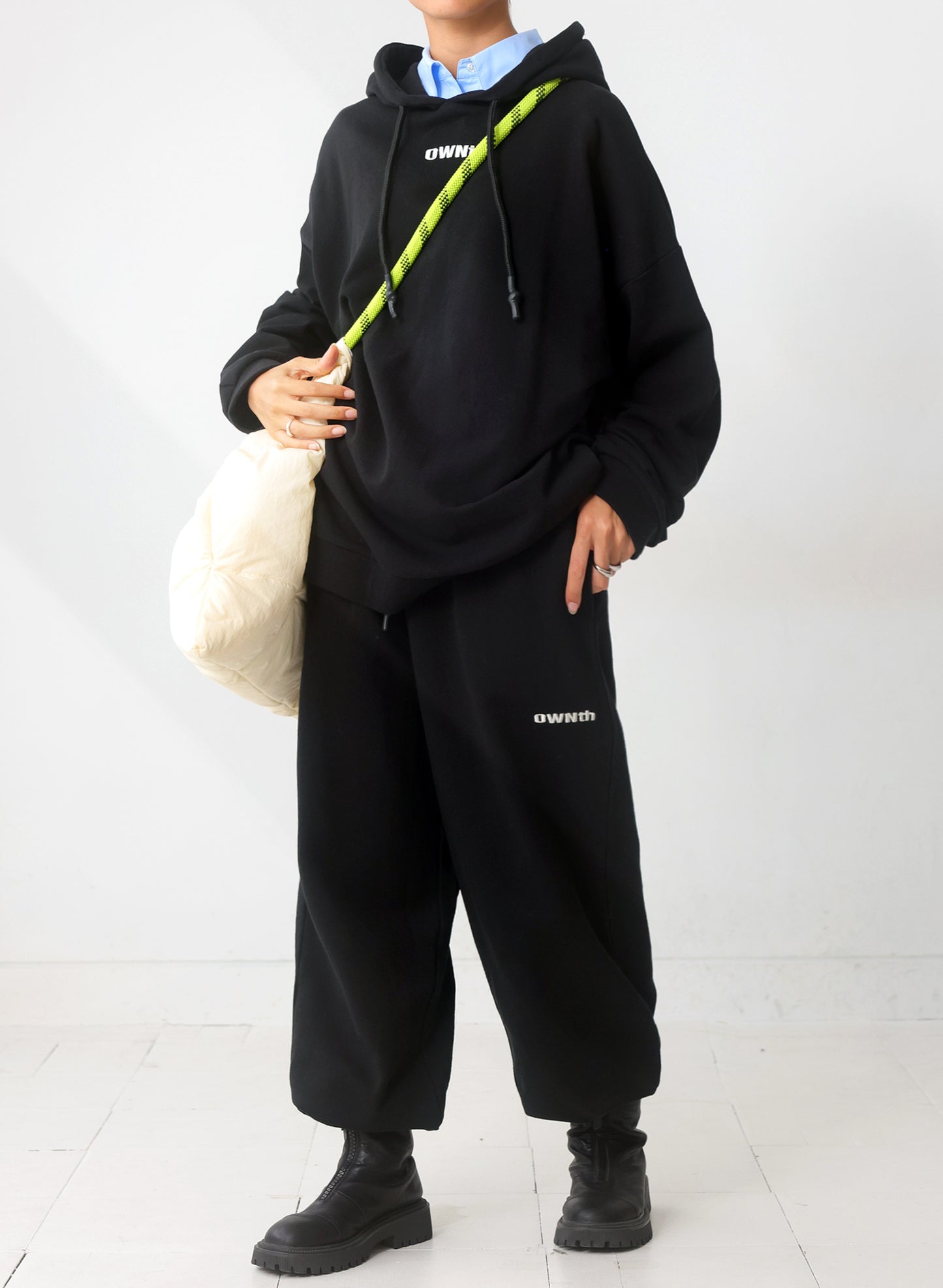 OWNth(オンス) シュリンクチップコードデザイン”OWNth”ロゴスウェットパンツ きれいめ レディース 黒 ブラック