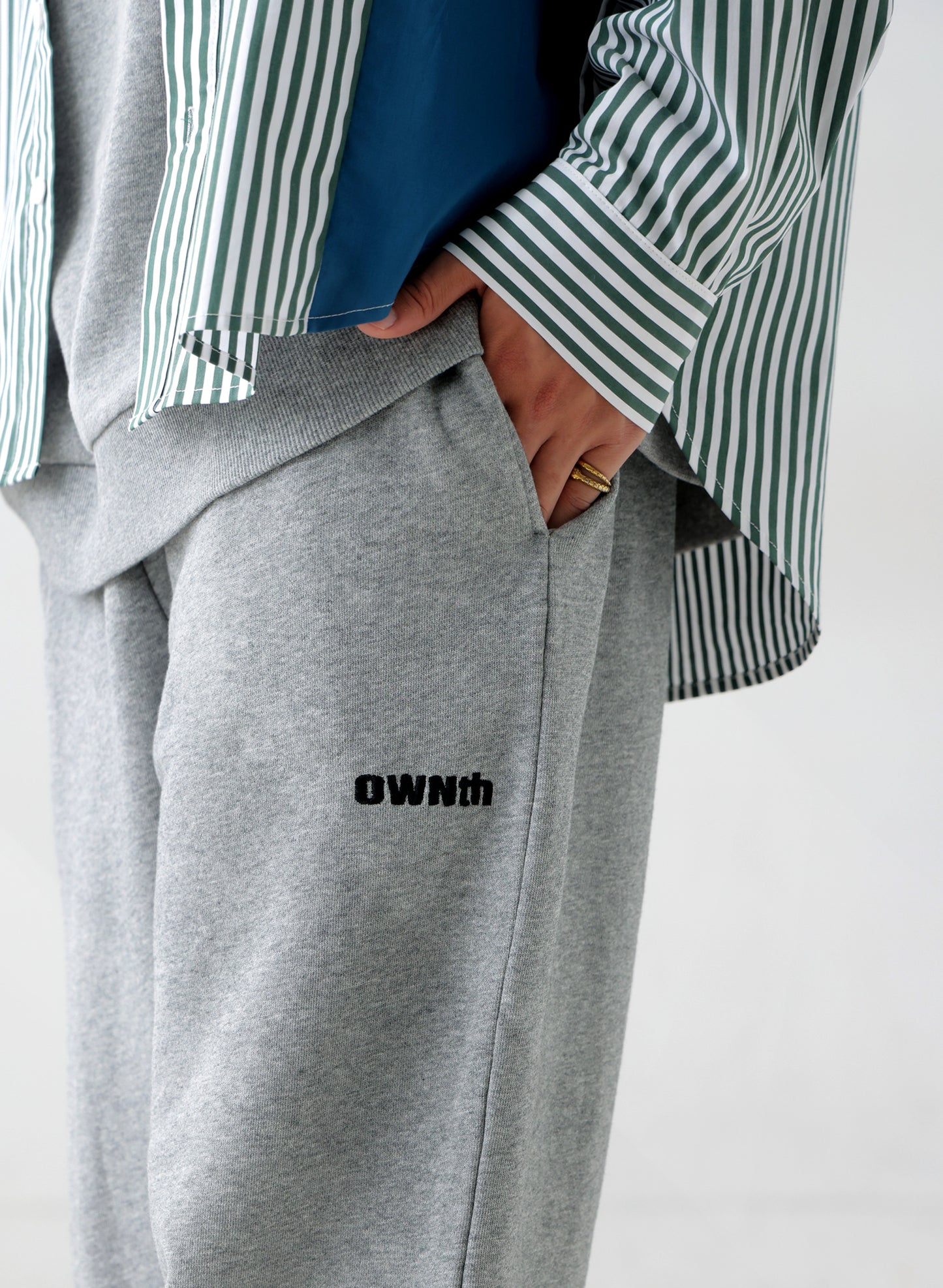 OWNth(オンス) シュリンクチップコードデザイン”OWNth”ロゴスウェットパンツ きれいめ レディース グレー