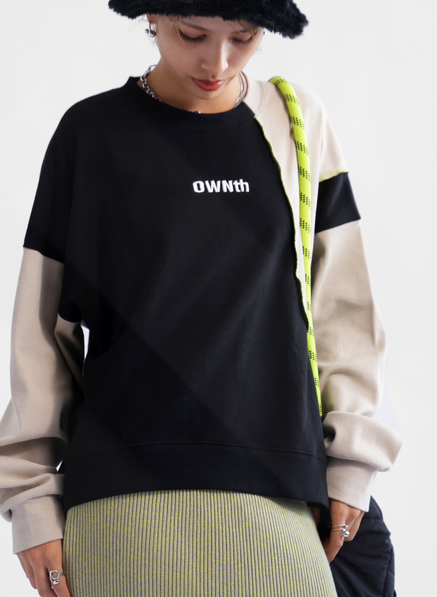 OWNth(オンス) デザインドッキングロゴスウェット きれいめ レディース ブラック 黒