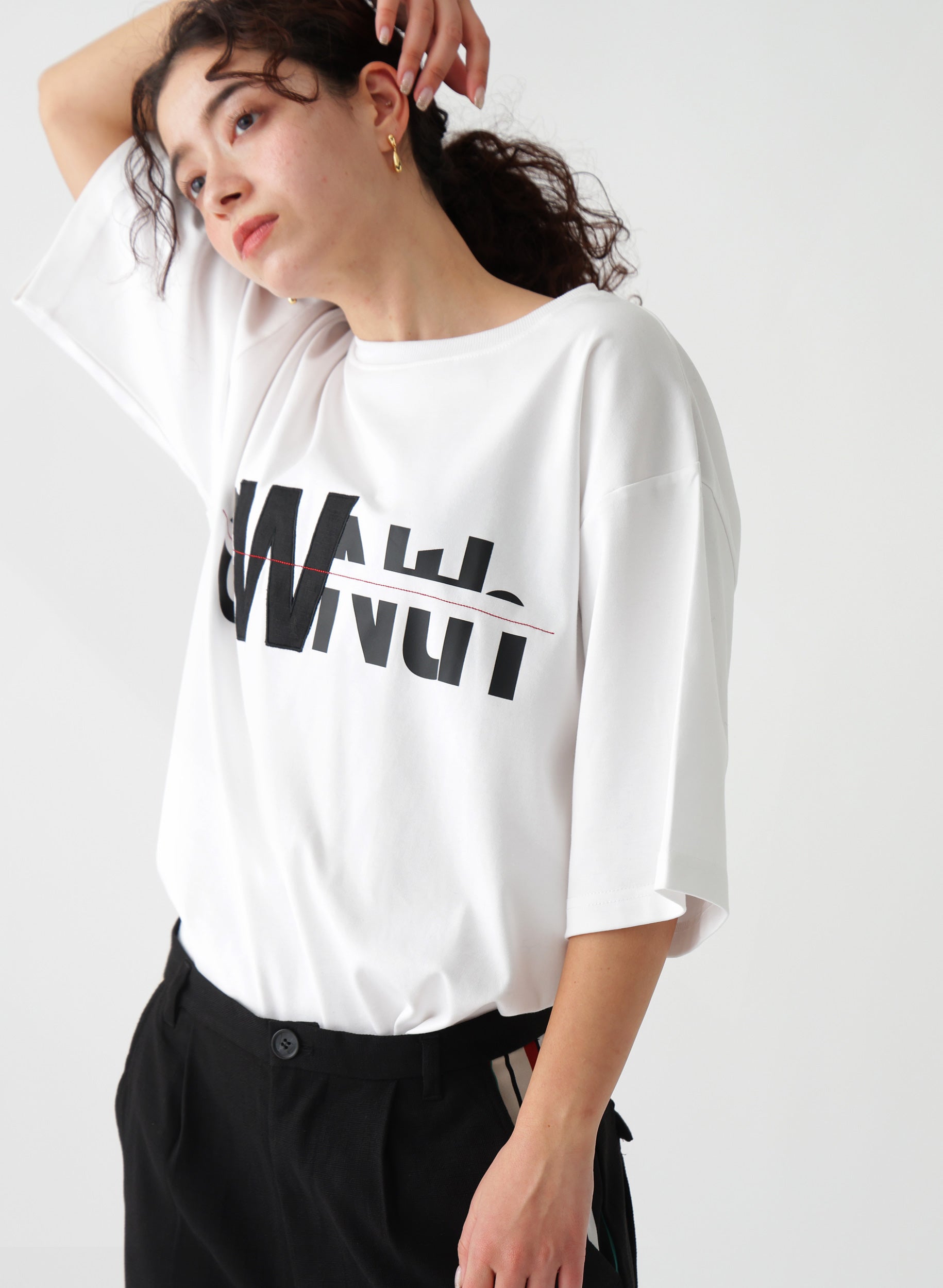 white ロゴ ストア tシャツ レディース