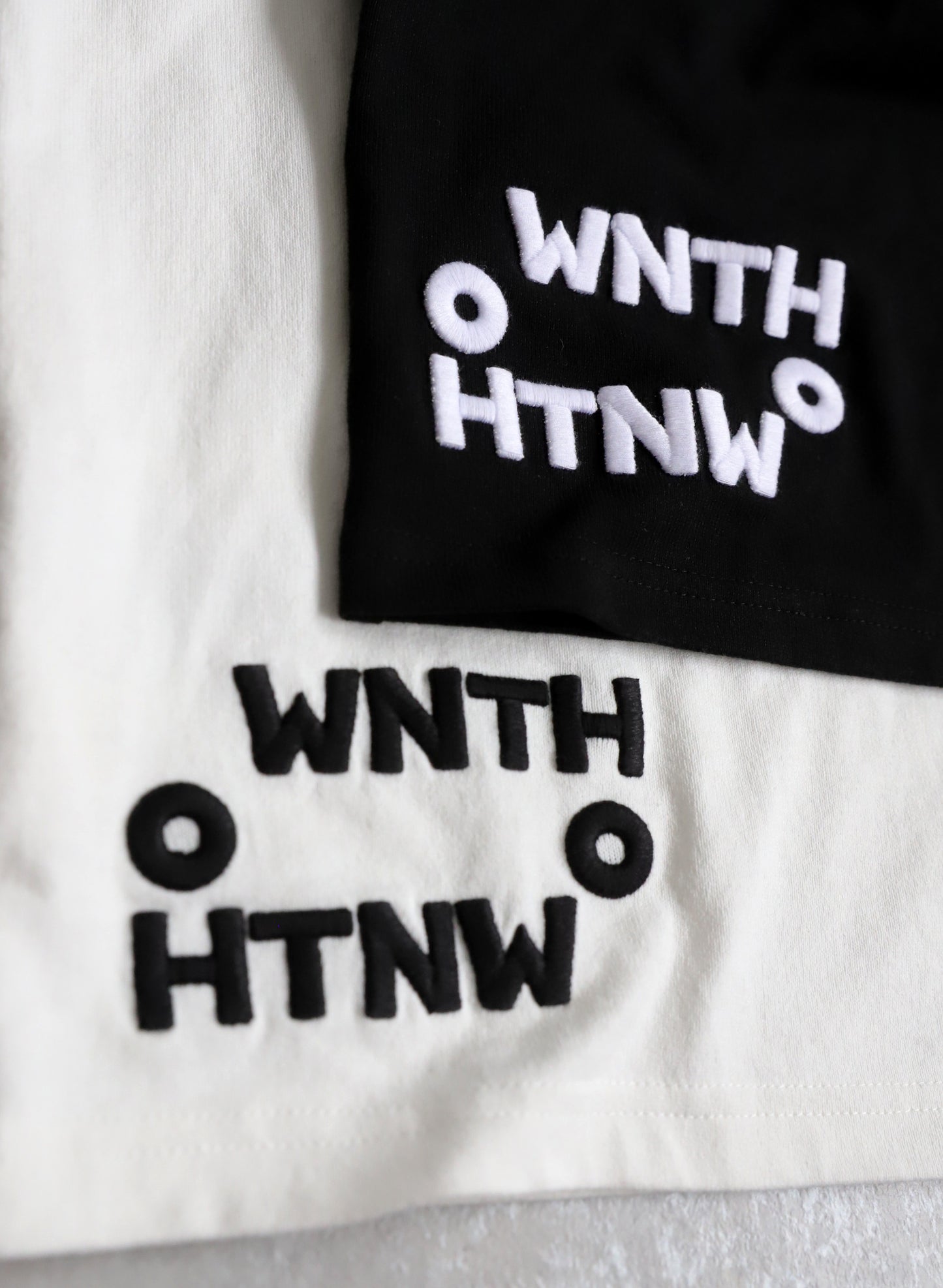 OWNth(オンス) ふくれデザインロゴロンT きれいめ ユニセックス 白　ホワイト　黒　ブラック
